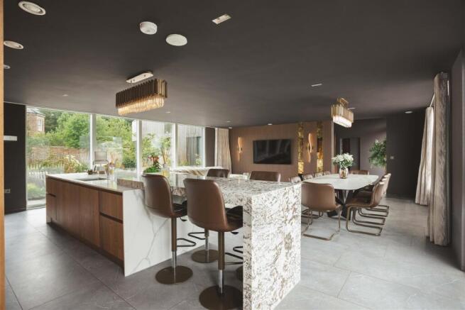 7 bed Detached for sale Image 5