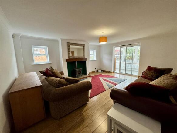 LARGE LOUNGE