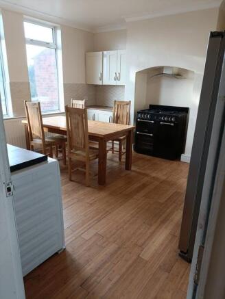 5 bed House to rent Image 4