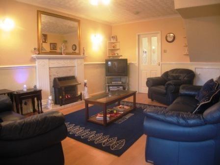 GOOD SIZED LOUNGE