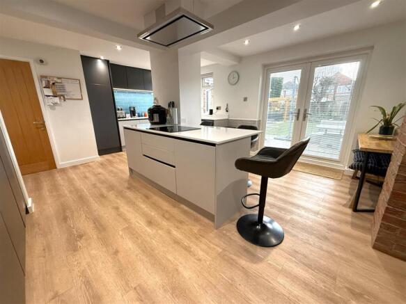 OPEN PLAN BREAKFAST KITCHEN