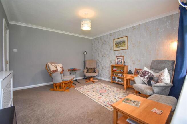 1 Lakeland Court Living Room b.jpg