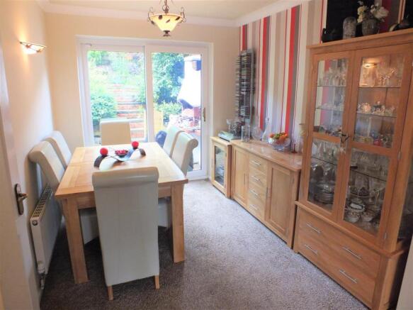 Lounge & Dining Area