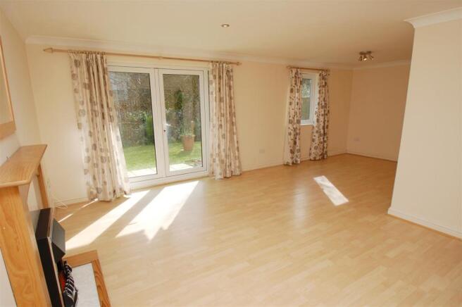 L-SHAPED LIVING/DINING ROOM