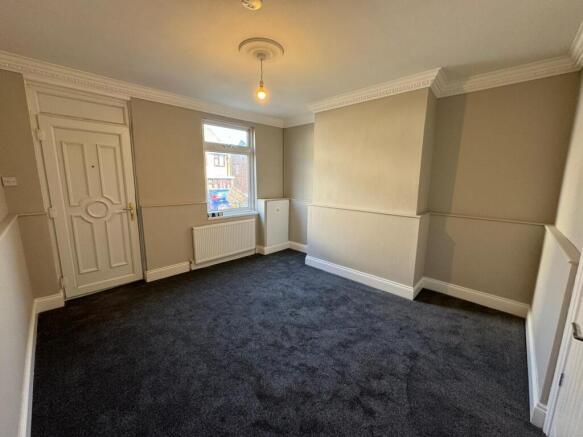 2 bed Terraced to rent Image 2