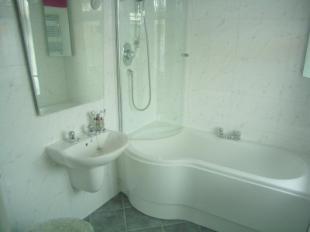 EN-SUITE BATHROOM