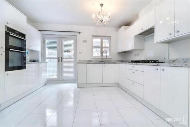 KITCHEN/LIVING ROOM