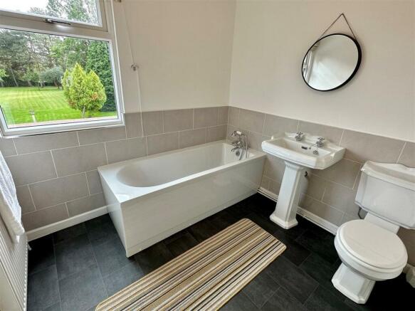en-suite bathroom-bed 3