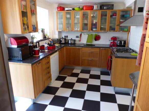 KITCHEN/BREAKFAST