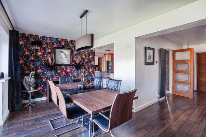 5 bed Detached for sale Image 7
