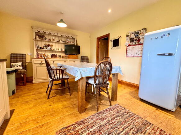4 bed Semi-Detached for sale Image 5