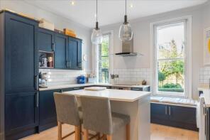 25, Bishops Mansions, Bishop's Park Road, London SW6 6DZ