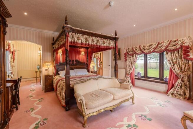 12 bed Character Property for sale Image 12