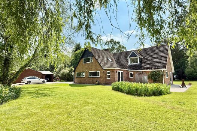 5/6 BEDROOM DETACHED HOUSE