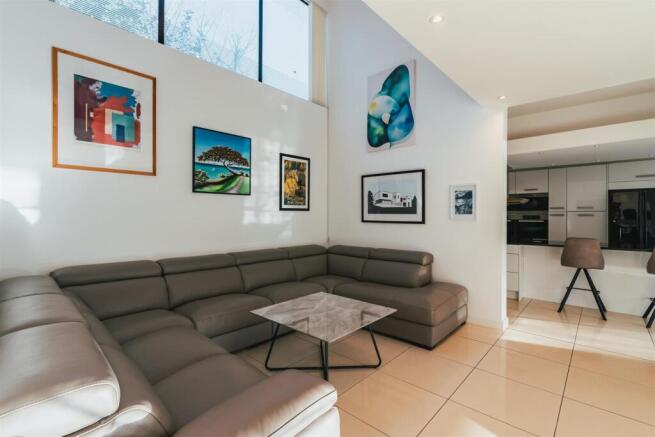 6 bed Detached for sale Image 8
