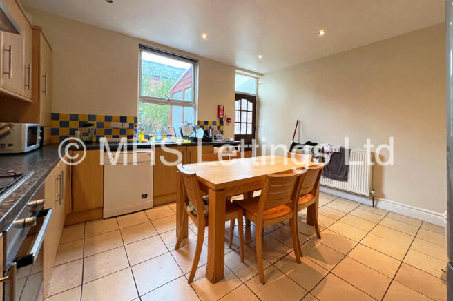 6 bed Terraced to rent Image 5