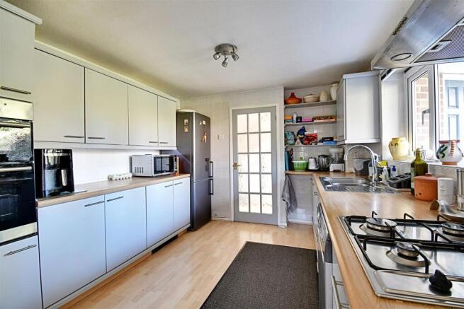 Kitchen 2.jpg