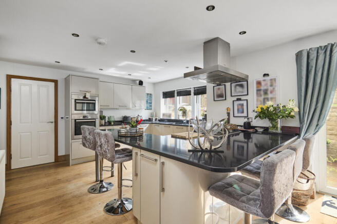 5 bed Detached for sale Image 4