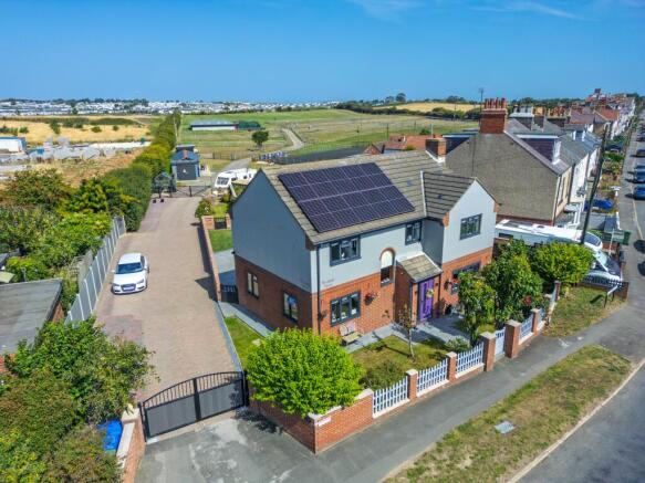 4 bed Detached for sale Image 9