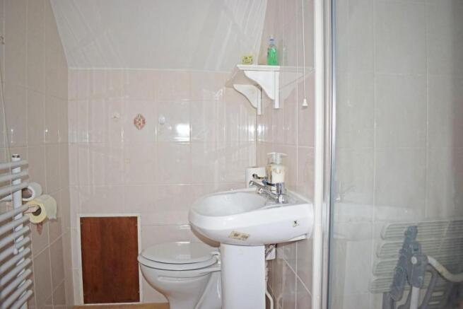 26 Orchard Croft, bed 1 ensuite.jpg