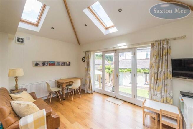 BREAKFASTING/SITTING ROOM