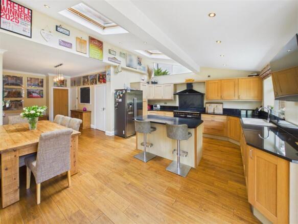 4 bed Detached for sale Image 4