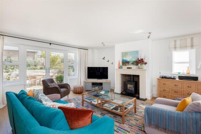 4 Elmstead Court-2.jpg