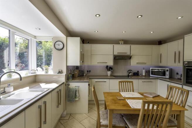 5 bed Detached for sale Image 5