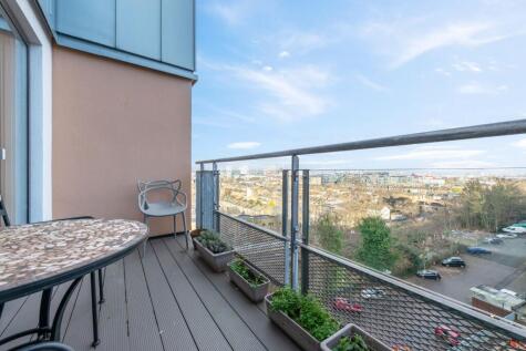 216 Seren Park Gardens, Greenwich, SE3 7RS