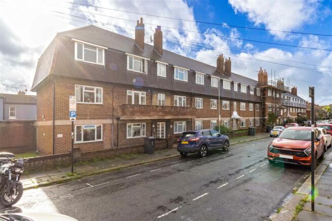 2-bed flat on Sheridan Terrace, Hove, £350,000