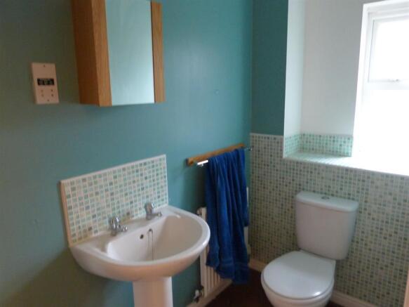 EN-SUITE SHOWER ROOM