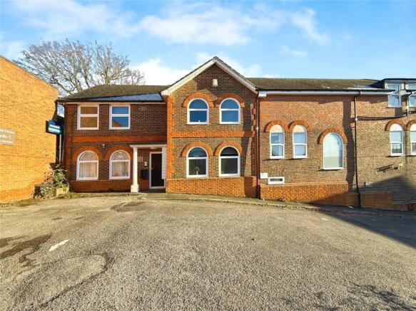 Studio flat on High Street, Crowthorne, Berkshire, £150,000