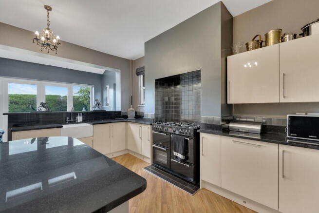 5 bed Detached for sale Image 10
