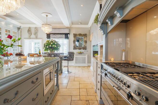 7 bed Detached for sale Image 4