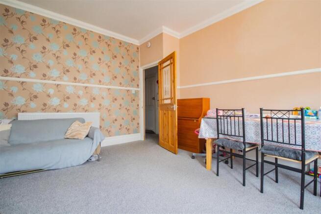 3 bed Flat for sale Image 4