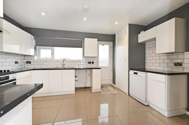 Kitchen 2.jpg