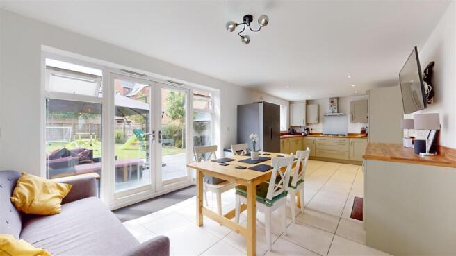 IimqXeEFKEandIy379-HPg copy.jpg