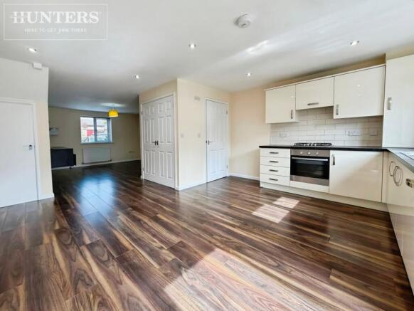 4 bed Town House to rent Image 4