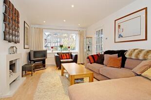 Open plan L shaped lounge/Dining area