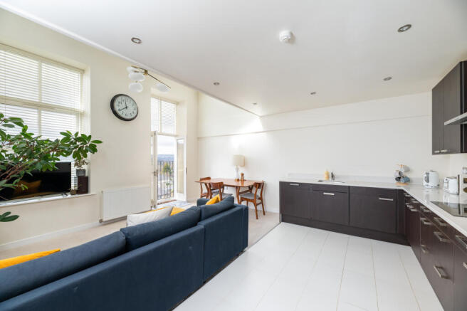 3 bed Apartment for sale Image 8
