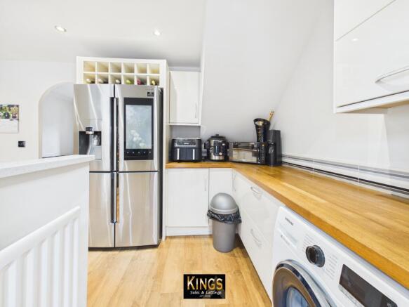 5 bed Detached for sale Image 9