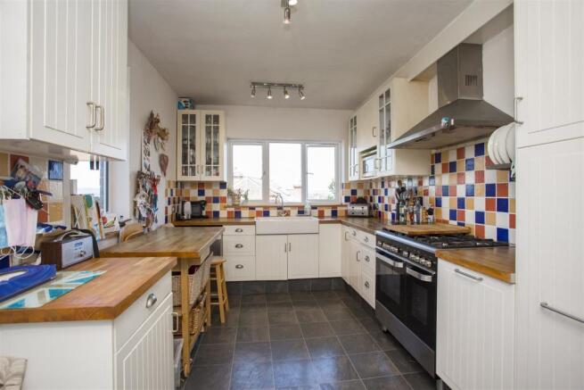 DUAL ASPECT KITCHEN/BREAKFAST ROOM