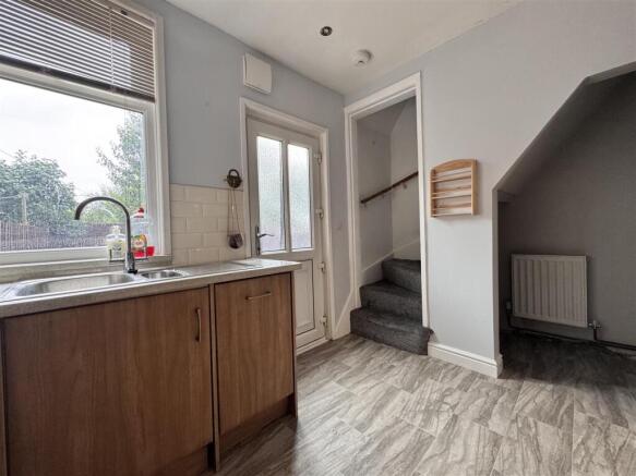 2 bed Terraced to rent Image 5