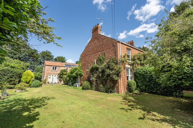 5 bed Detached for sale Image 12