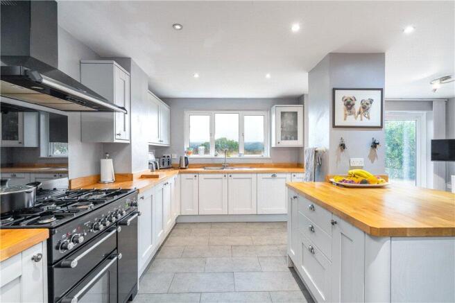 6 bed Detached for sale Image 6