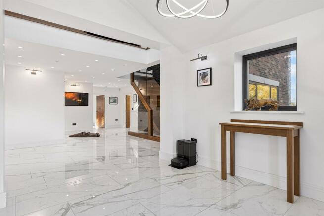 5 bed Detached for sale Image 7