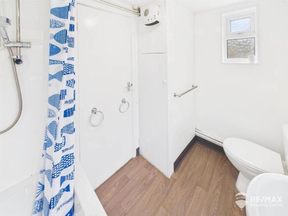Bathroom (2).jpg