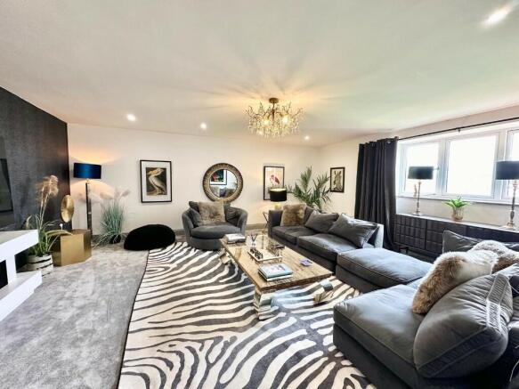 5 bed Semi-Detached to rent Image 5