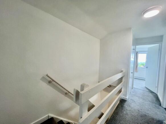 4 bed House to rent Image 9