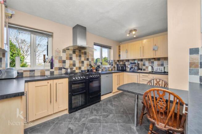 4 bed Detached for sale Image 10